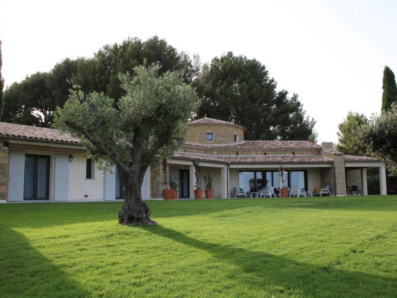 ... 260 m² de plain pied rehaussé d'une tour ...