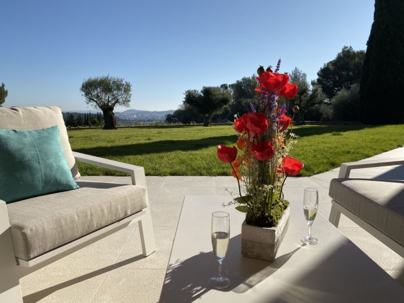 ... outdoor living room ....