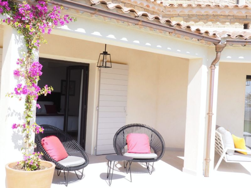 ... outdoor living room ....