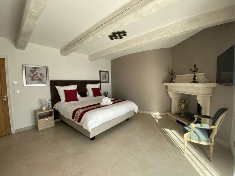 ... large master bedroom...