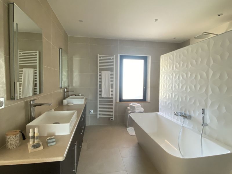 ... grande salle de bain double ...