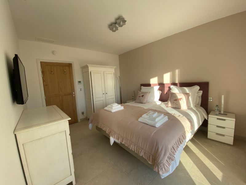 ... bedromm with plush atmosphere ...