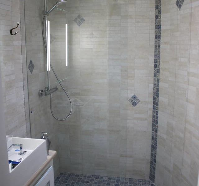 ... et sa salle de bain ...