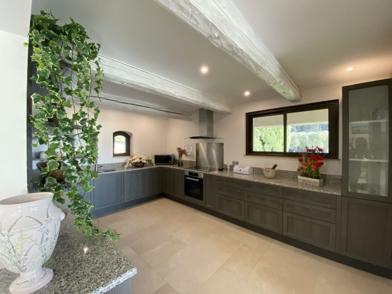 ... une grande cuisine aménagée et fonctionnelle ...